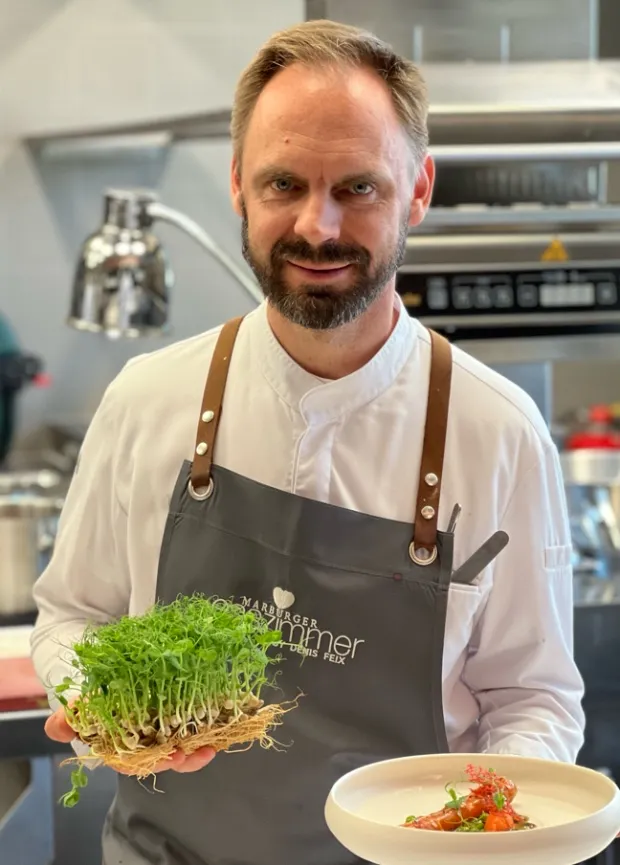 2-Michelin-Sternekoch Denis Feix mit frischen urbanfarmup microgreens in der Küche