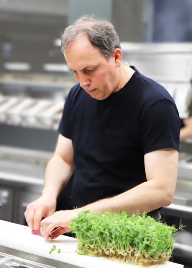 Chefkoch Petro Knossos mit frischen urbanfarmup microgreens in der Küche