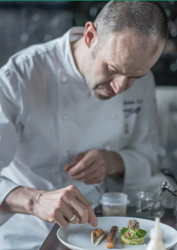 2-Sterne-Koch Andreas Krolik mit frischen urbanfarmup microgreens in der Küche